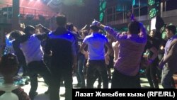 Москвада түнкү эс алчу жайдагы кыргызстандыктар.