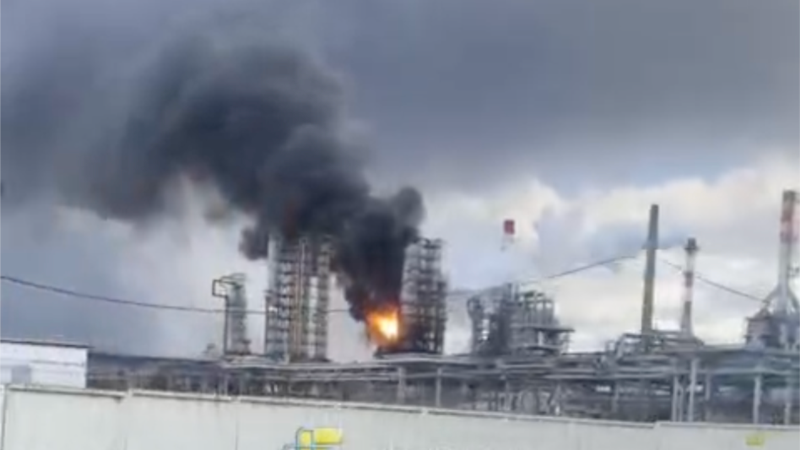 У Росії Пермський НПЗ повністю зупинив переробку нафти після української атаки – Reuters