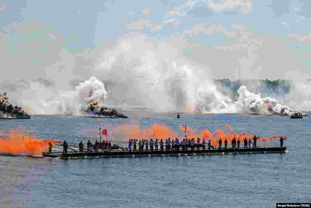 A military orchestra performs on a pontoon bridge during the open-water competition for pontoon bridge units, as part of the International Army Games 2018 on the Oka Rive, in Russia&#39;s Vladimir Oblast, on August 3. (TASS/Sergei Bobylev)