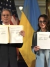 Міністр фінансів США Скотт Бессент та міністерка економіки України Юлія Свириденко під час підписання угоди ​​про створення Інвестиційного фонду відбудови США–Україна