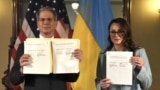 Міністр фінансів США Скотт Бессент та міністерка економіки України Юлія Свириденко під час підписання угоди ​​про створення Інвестиційного фонду відбудови США–Україна 