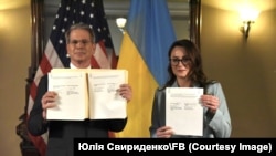 Міністр фінансів США Скотт Бессент та міністерка економіки України Юлія Свириденко під час підписання угоди ​​про створення Інвестиційного фонду відбудови США–Україна