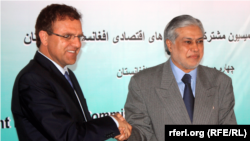 Pakistan Finance minister Mohammad Ishaq Dar (R) and Afghan Finance minister Hazrat Omar Zakhilwal during a press conference in Kabul in 2014.