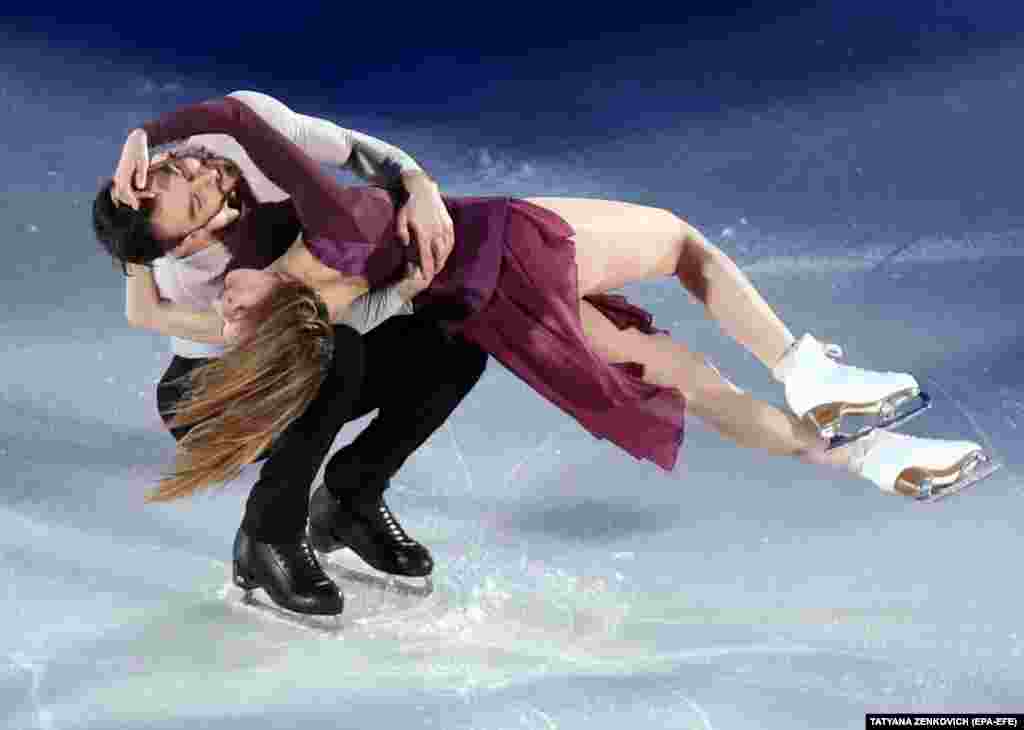 Франциялык Габриела Пападакис менен Гийом Сизерон Олмпиадалык Гала-көргөзмөдө муз үстүндө бийлеп жатышат.