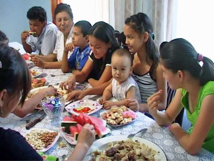 Семья Жумашевых за обеденным столом. Кентау, Южно-Казахстанская область. 17 августа 2009 года. 