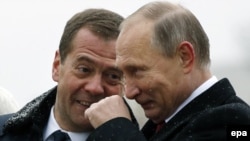 Президент России Владимир Путин (справа) и российский премьер-министр Дмитрий Медведев (слева) во время открытия памятника Киевскому князю Владимиру. Москва, 4 ноября 2016 года