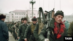 Chechen fighters head out of Grozny to fight Russian federal forces in December 1994.