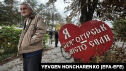 Donetsk sebiti, ukrain güýçleriniň golaýda azat eden şäherleriniň birindäki ýazgynyň ýanynda duran ýaşuly