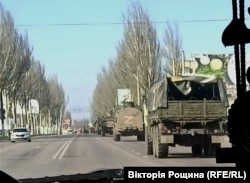 Щодня дорогами окупованого Мелітополя пересувається військова техніка. Квітень 2022 року