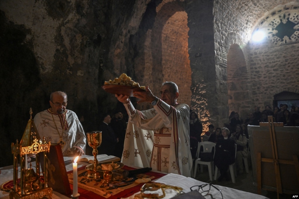 Priftërinjtë duke festuar në meshën e Krishtlindjes në Kishën e Shën Pjetrit, në Antakja të Turqisë. Aty besohet se është mbajtur tubimi i parë fetar në shekullin 1, çka shënon edhe lindjen e krishterimit.