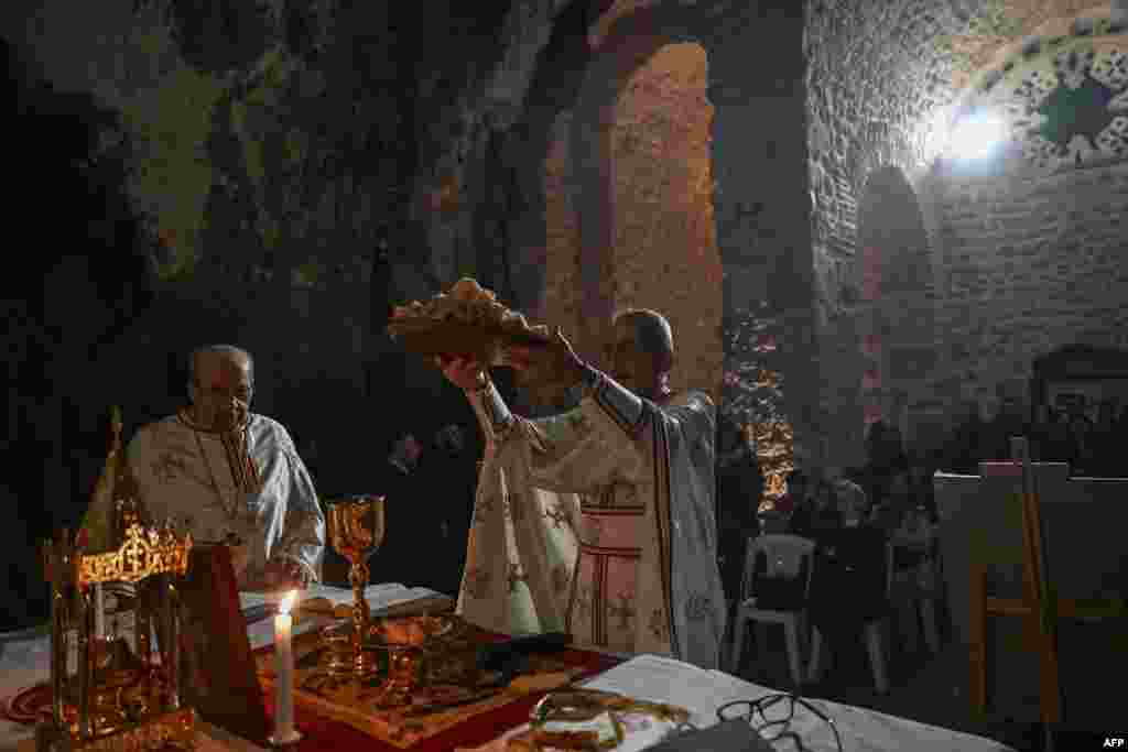 Priftërinjtë duke festuar në meshën e Krishtlindjes në Kishën e Shën Pjetrit, në Antakja të Turqisë. Aty besohet se është mbajtur tubimi i parë fetar në shekullin 1, çka shënon edhe lindjen e krishterimit.