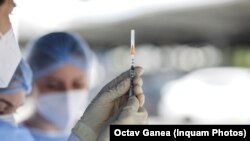 Medicii spun că vaccinarea este singura modalitate prin care ne putem proteja inclusiv de varianta Omicron a coronavirusului. 