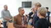 Лев Шлосберг на суде по избрании меры пресечения. 11 июня 2025 года, Псков.