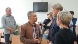 Лев Шлосберг на суде по избрании меры пресечения. 11 июня 2025 года, Псков.