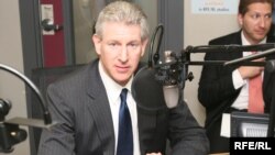 Congressmanul Robert Wexler în cursul unei vizite la Europa Liberă în 2009