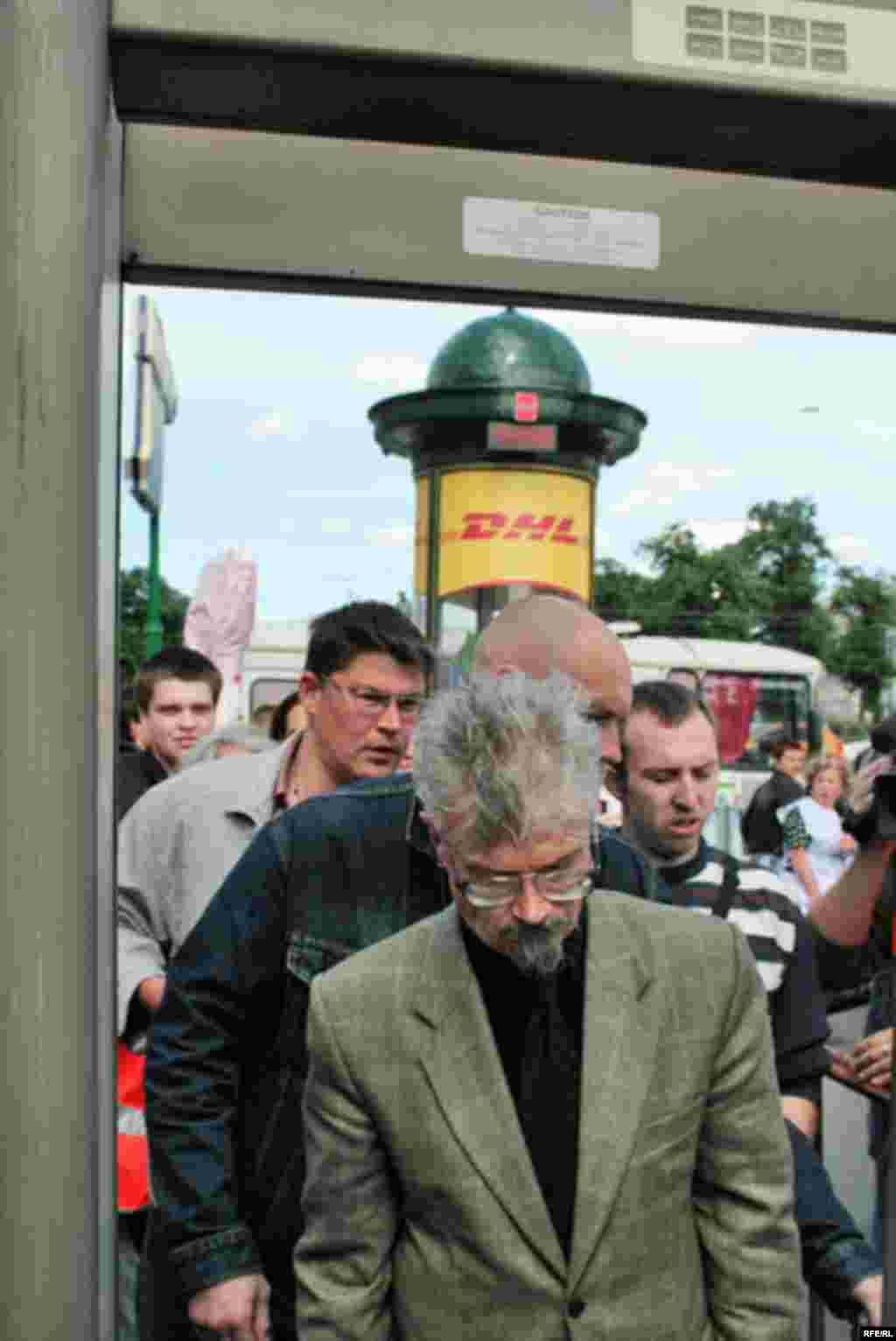 Эдуард Лимонов проходит милицейский контроль перед Новопушкинским сквером, где начинается митинг Другой России