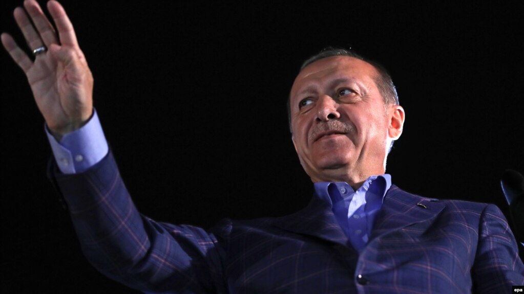 Түркия президенті Режеп Тайып Ердоған референдумдағы жеңісін тойлаған жақтастарының алдында тұр. Түркия, Стамбул, 16 сәуір 2017 жыл. 