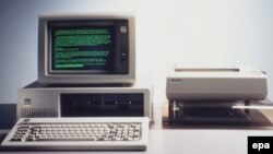 Prva verzija osobnog računala, IBM PC, pojavila se u prodaji 1981. 