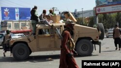 Talibanii păzesc aeroportul internațional Hamid Karzai din Kabul, ceea ce îngreunează evacuarea străinilor