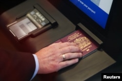 Чоловік сканує свій паспорт під час демонстрації Системи в'їзду/виїзду Європейського Союзу (EES) на терміналі Євротунелю у Фолкстоні, Велика Британія, 23 вересня 2025 року