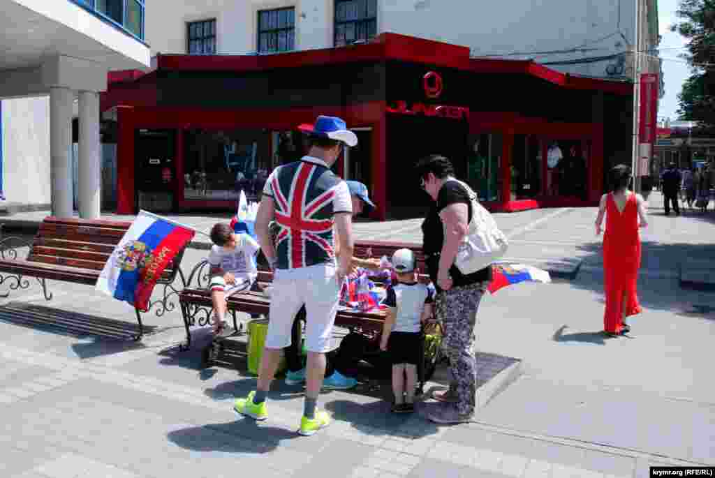 На центральных улицах города шла торговля сувенирной продукцией с российской символикой. Правда продавцы не всегда были одеты патриотично.