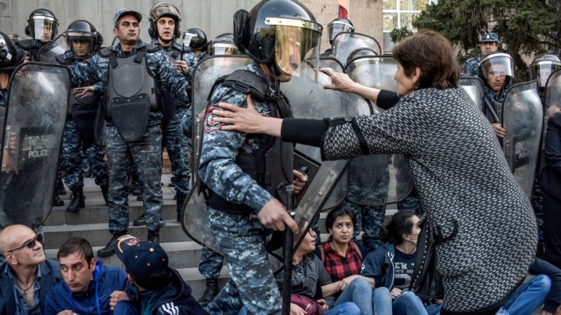 Polisiýa Ýerewanda ermeni protestçilerine garşylyk görkezýär