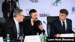 Тірана, саміт Європейської політичної спільноти. Зліва направо: прем’єр Британії Кір Стармер, президент України Володимир Зеленський та президент Франції Еманнюель Макрон