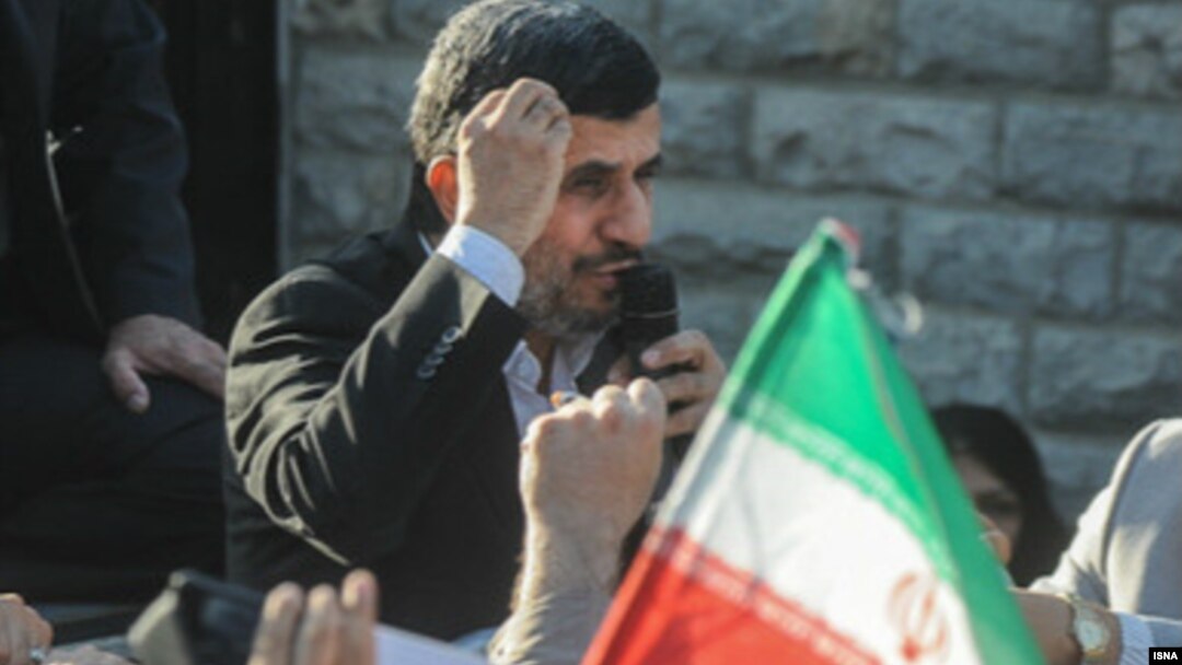 محمود احمدی نژاد در حال سخنرانی برای استقبال کنندگانش در فرودگاه مهر آباد.