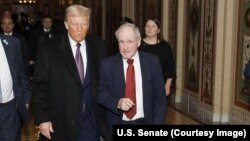 ფოტო არქივიდან. სენატორი ჯიმ რიში(მარჯვნივ) დონალდ ტრამპთან ერთად აშშ-ის საპრეზიდენტო არჩევნებიდან რამდენიმე დღეში. ვაშინგტონი, 2025 წლის 8 იანვარი