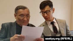 Активист Максат Айсаутов (слева) в зале суда. Уральск, 17 февраля 2020 года.