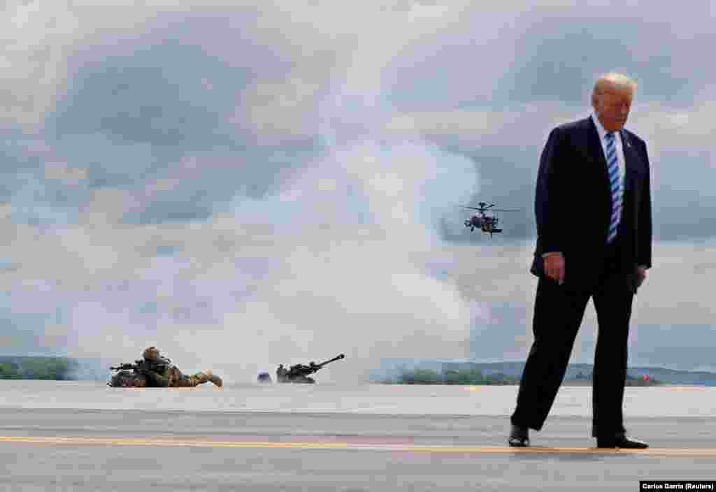 Трамп наведвае вайсковы аб'ект ў Форт-Драме, штат Нью Ёрк, 13 жніўня. (Reuters/Carlos Barria)