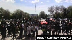 Жалал-Абадда митингдерге каршы уюшулган жаштардын жыйыны.