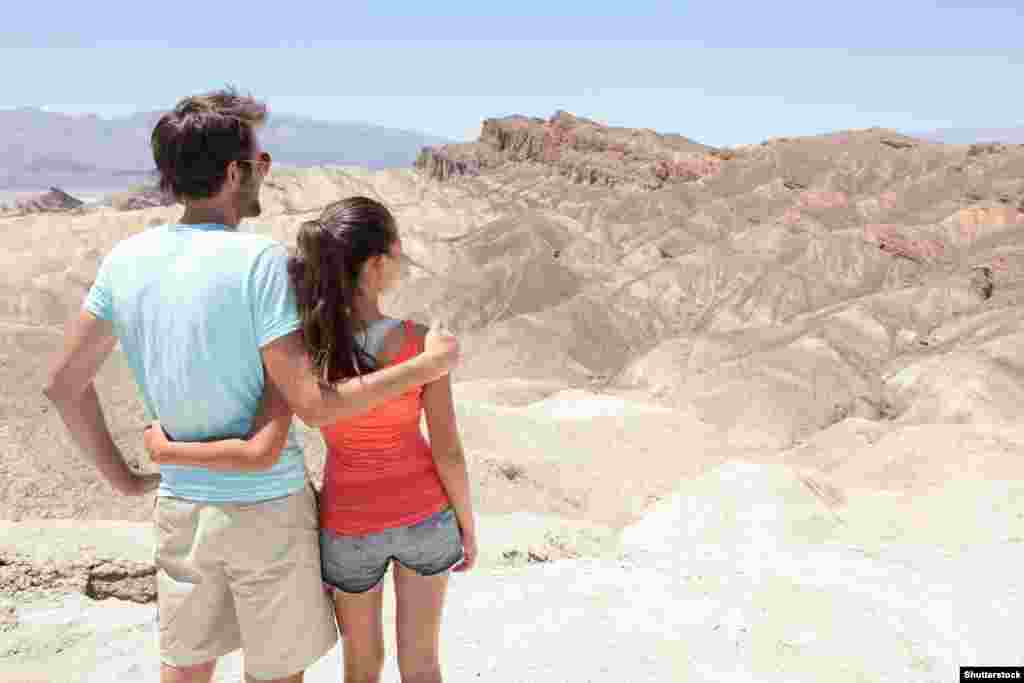 در &laquo;دره مرگ&raquo; واقع در ایالت کالیفرنیا، جنوب&zwnj;غربی آمریکا، دمای هوای به بالاترین سطح طی یک قرن رسیده&zwnj;است و چند روز پیش در ورقله در غرب الجزایر، دما (در سایه) ۵۱ درجه بود. 