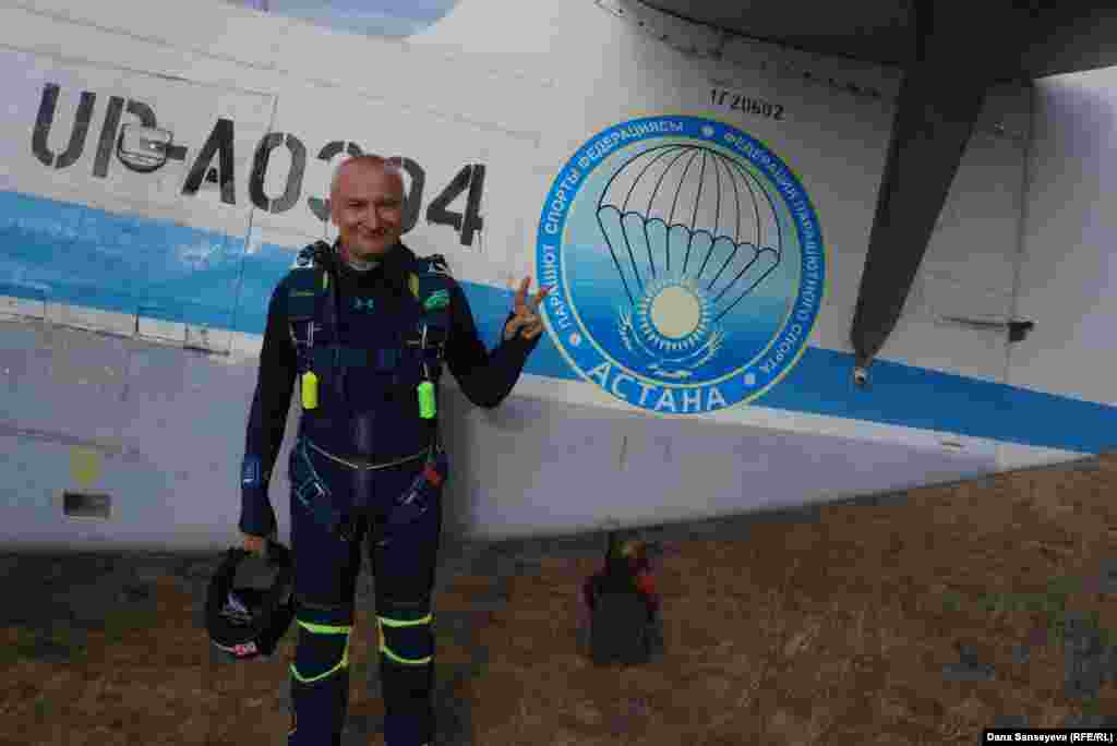 Пока новички готовятся, прыгают профессионалы. Тимофей Меркулов - военнослужащий, занимается прыжками с парашюта профессионально с 2011 года. С тех пор он прыгал сотни раз в Казахстане и разных странах.