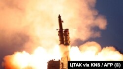 Испытания реактивной системы залпового огня сверхкрупного калибра в КНДР