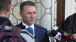 Колшиній прем’єр-міністр Македонії Нікола Ґруєвський перед будинком суду