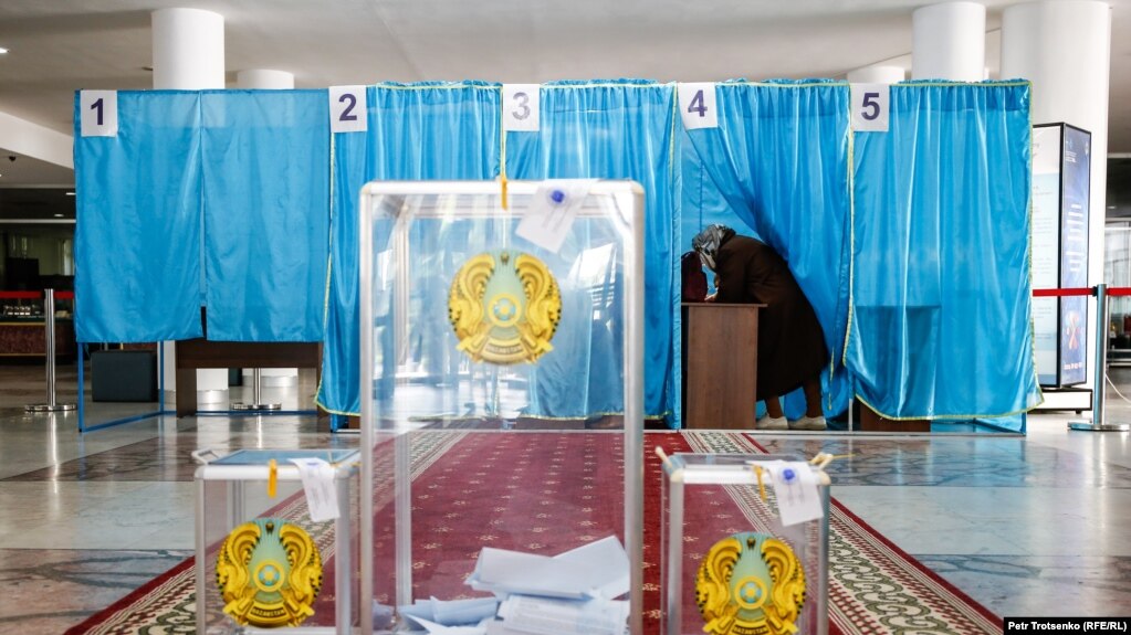 На избирательном участке в Алматы в день досрочных президентских выборов. 9 июня 2019 года