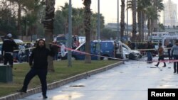 Police secure the area after an explosion outside a courthouse in Izmir on January 5.