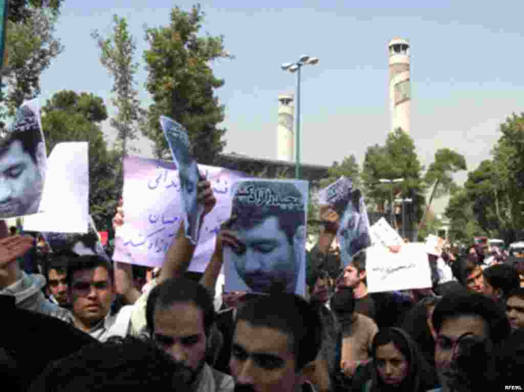 The protesters held up pictures of detained students and demanded their release as well as the reinstatement of some recently dismissed academics.