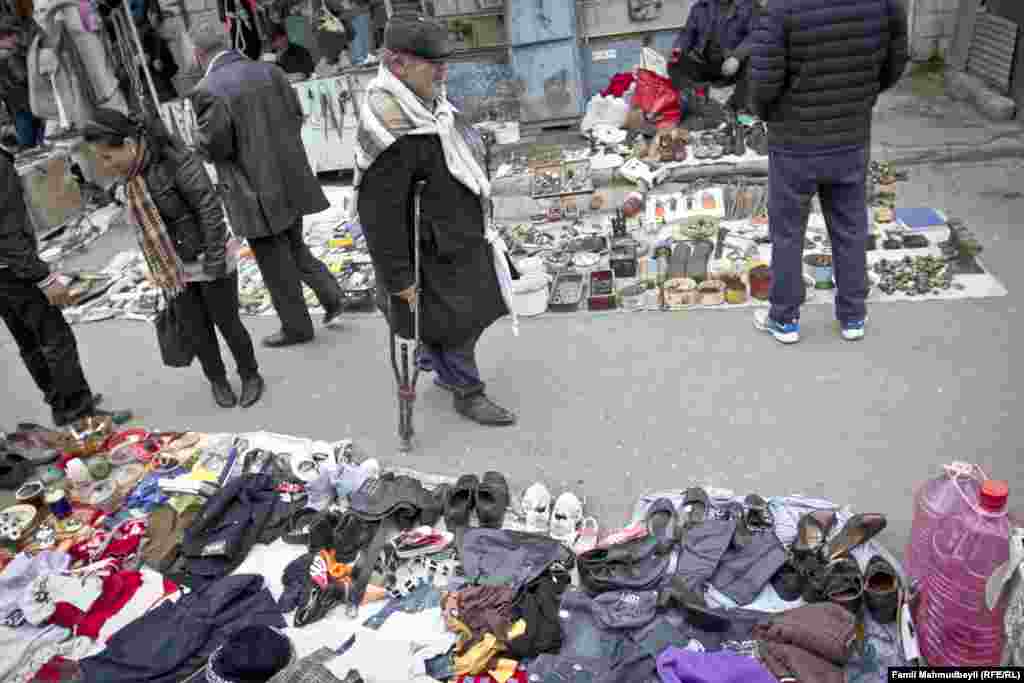 Bu bazarda utanaraq çalışanlar da az deyil. Satıcılar özləri etiraf edir ki, çoxu burada alış-veriş etməkdən utanır, "Birdən qonşum görər deyə".