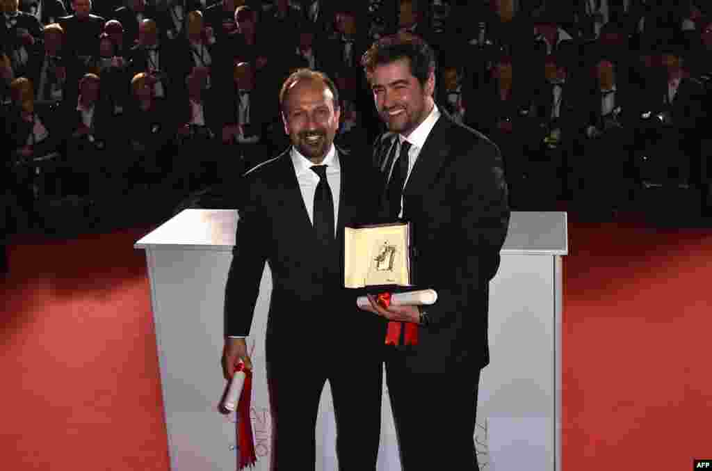 اصغر فرهادی در کنار شهاب حسینی پس از دریافت جایزه&zwnj;هایشان 