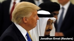 Prezident Donald Tramp (Ç) we Saud Arabystanynyň patyşasy Salman bin Abdulaziz Al Saud, 20-nji maý, 2017.