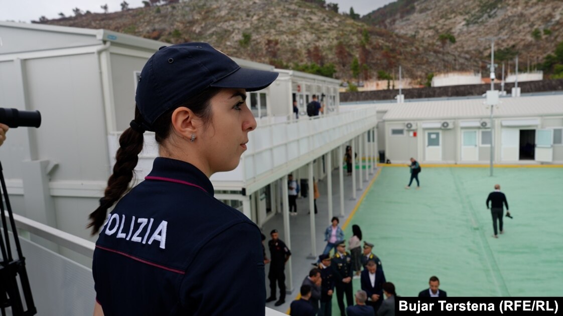 Një pjesëtare e Policisë së Italisë në qendrën për migrantë pranë Portit të Shëngjinit në Shqipëri, më 11 tetor 2024.