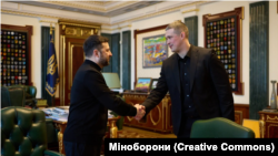 Former Ukrainian Defense Minister Mykhalo Fedorov (right) and President Volodymyr Zelenskyy. (file photo)