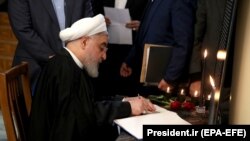 Președintele iranian Hassan Rohani semnează în cartea de condoleanțe după doborârea „neintenționată” a avionului ucrainean, 15 ianuarie 2020