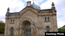 Онская синагога – самая большая в Грузии: она была построена в 1895 году. Святилище возводили мастера из Греции, а строительный камень привозили из Кутаиси на повозках.
Фото автора