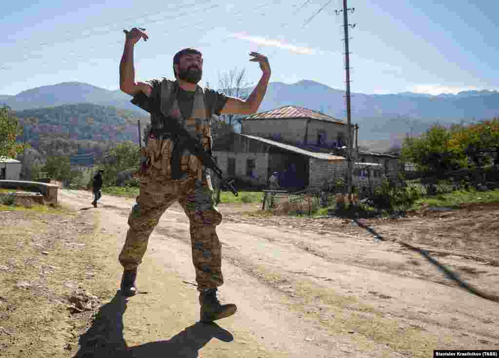 Човек од друга група вооружени етнички ерменски волонтери во селото Аветарнотос на 25 октомври.
