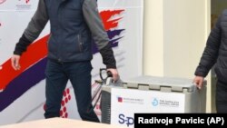 Republika Srpska je vakcinisala dio zdravstvenog osoblja ruskom vakcinom Sputnjik V, sa prvih 2.000 doza koje su nabavili putem interventnog uvoza (fotografija iz Banjaluke)