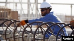 ارشیف، په عراق کې د تېلو د یوه شرکت کارکوونکی