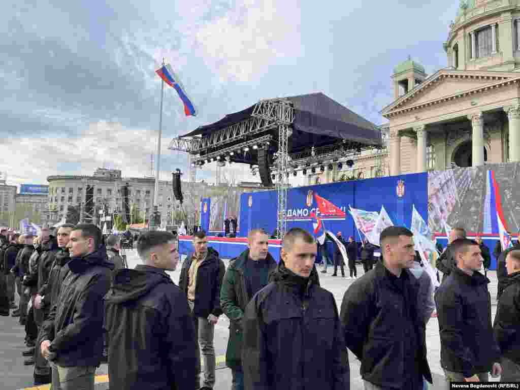Mladići u crnom su pripadnici obezbeđenja vladajuće Srpske napredne stranke (SNS) ispred bine postavljene u zoni "Ćacilenda", kod zgrade Skupštine Srbije, pred trodnevno okupljanje pristalica vlasti 11. aprila 2025. godine.